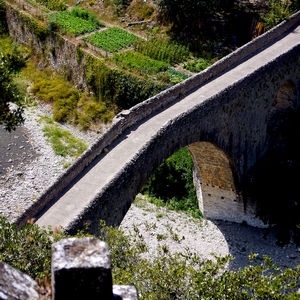 Pont en pierre au dessus d'une rivière asséchée - France  - collection de photos clin d'oeil, catégorie rues
